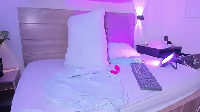 izaro22 online show from 10/25/25, 04:18