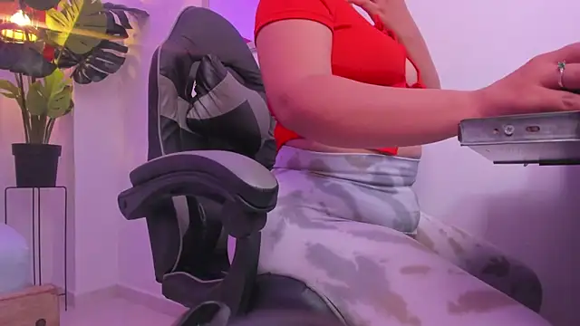 izaro22 online show from 10/28/25, 02:23