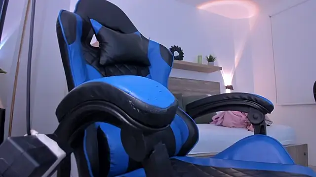 izaro22 online show from 12/18/25, 01:04