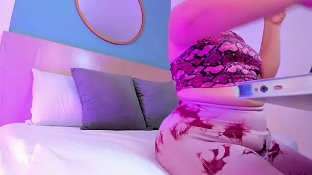 izaro22 online show from 11/08/25, 02:37