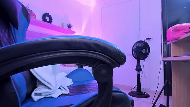 izaro22 online show from 12/19/25, 01:02