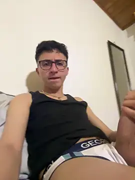 Snapshot of CamiRojas_boy chatting on 05/09/26, 03:43 CamiRojas boy online show from 05/09/26, 03:43