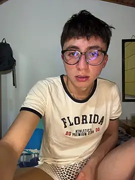 Snapshot of CamiRojas_boy chatting on 06/20/26, 03:44 CamiRojas boy online show from 06/20/26, 03:44