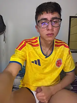 Snapshot of CamiRojas_boy chatting on 06/18/26, 04:55 CamiRojas boy online show from 06/18/26, 04:55
