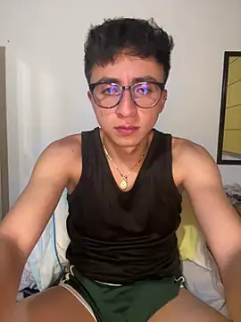 Snapshot of CamiRojas_boy chatting on 05/23/26, 04:00 CamiRojas boy online show from 05/23/26, 04:00