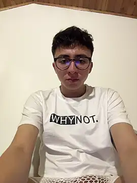 Snapshot of CamiRojas_boy chatting on 05/10/26, 03:21 CamiRojas boy online show from 05/10/26, 03:21