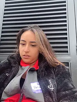 Snapshot of Vaiolet_a chatting on 06/20/26, 04:12 Vaiolet a online show from 06/20/26, 04:12