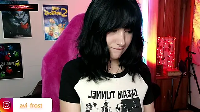 Snapshot of avi_frost chatting on 01/10/25, 10:06 avi frost online show from 01/10/25, 10:06