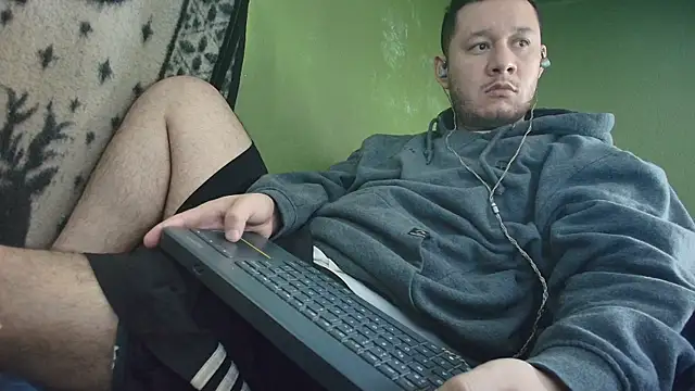 Snapshot of sweet_cock28 chatting on 09/27/25, 03:29 sweet cock28 online show from 09/27/25, 03:29