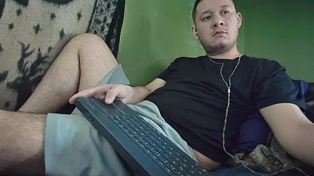 Snapshot of sweet_cock28 chatting on 10/13/25, 03:35 sweet cock28 online show from 10/13/25, 03:35