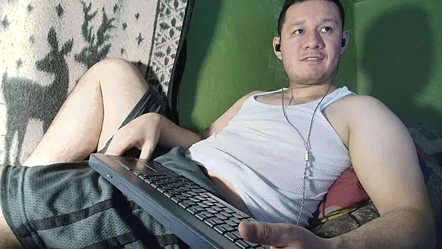 Snapshot of sweet_cock28 chatting on 04/29/26, 03:32 sweet cock28 online show from 04/29/26, 03:32