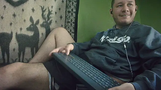 Snapshot of sweet_cock28 chatting on 06/20/26, 03:17 sweet cock28 online show from 06/20/26, 03:17