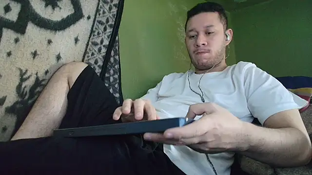 Snapshot of sweet_cock28 chatting on 09/24/25, 03:29 sweet cock28 online show from 09/24/25, 03:29