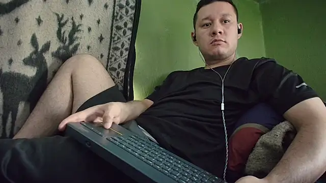 Snapshot of sweet_cock28 chatting on 04/20/26, 03:13 sweet cock28 online show from 04/20/26, 03:13