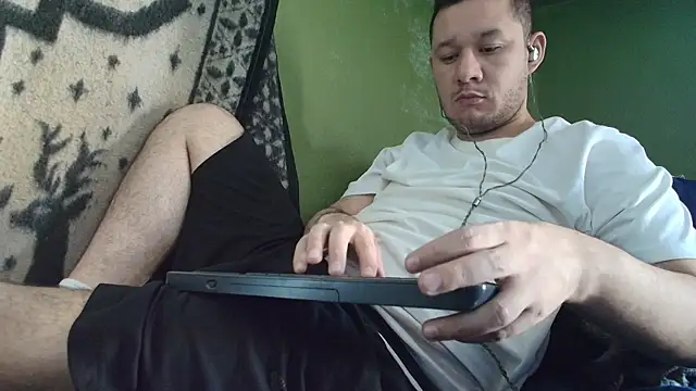 Snapshot of sweet_cock28 chatting on 09/23/25, 03:19 sweet cock28 online show from 09/23/25, 03:19