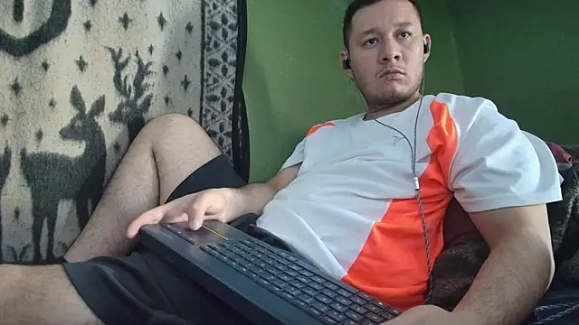 Snapshot of sweet_cock28 chatting on 05/15/26, 03:32 sweet cock28 online show from 05/15/26, 03:32