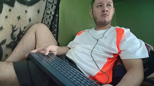 Snapshot of sweet_cock28 chatting on 09/11/25, 03:34 sweet cock28 online show from 09/11/25, 03:34