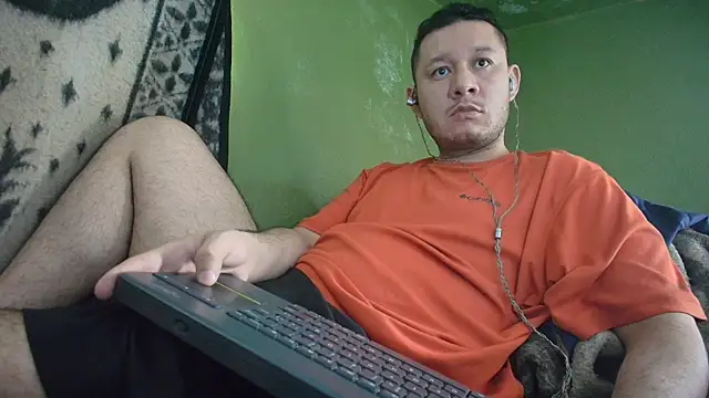 Snapshot of sweet_cock28 chatting on 09/17/25, 03:25 sweet cock28 online show from 09/17/25, 03:25