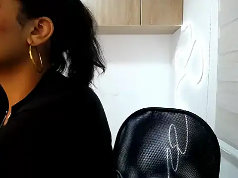 Danna Ross  online show from 12/03/25, 03:29