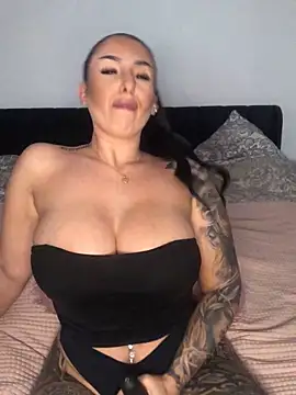 Mia-Bremer online show from 12/17/25, 07:13