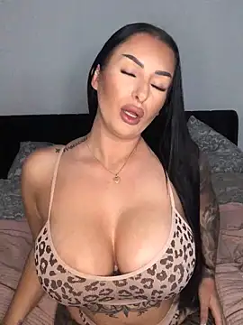 Mia-Bremer online show from 11/14/25, 02:32