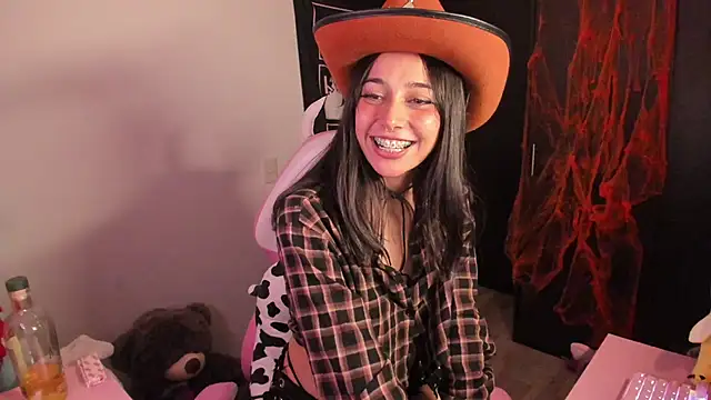 Snapshot of amber_yull chatting on 10/31/25, 01:24 amber yull online show from 10/31/25, 01:24