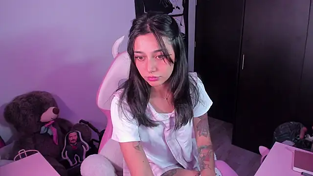 Snapshot of amber_yull chatting on 10/06/25, 02:13 amber yull online show from 10/06/25, 02:13