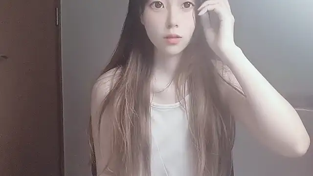 Snapshot of VaerySaenz chatting on 10/19/25, 04:04 VaerySaenz online show from 10/19/25, 04:04