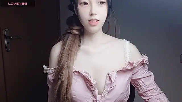 Snapshot of VaerySaenz chatting on 11/23/25, 12:26 VaerySaenz online show from 11/23/25, 12:26