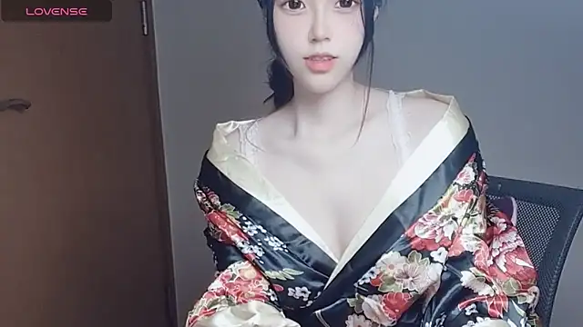 Snapshot of VaerySaenz chatting on 11/24/25, 03:39 VaerySaenz online show from 11/24/25, 03:39