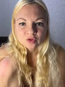 Snapshot of Julia_beauty chatting on 10/18/25, 09:17 Julia beauty online show from 10/18/25, 09:17