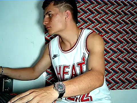 Snapshot of SHAT_SEX chatting on 02/10/26, 04:00 SHAT SEX online show from 02/10/26, 04:00