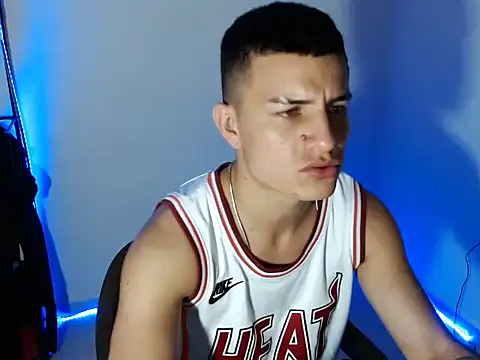 Snapshot of SHAT_SEX chatting on 04/16/26, 02:01 SHAT SEX online show from 04/16/26, 02:01