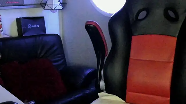 natasha logan  online show from 11/23/25, 04:11