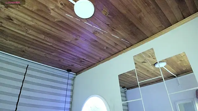 natasha logan  online show from 09/30/25, 04:07