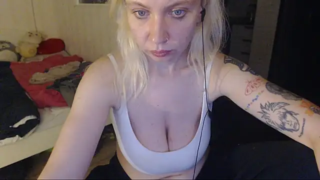 amanda kiss kiss online show from 11/04/25, 07:50