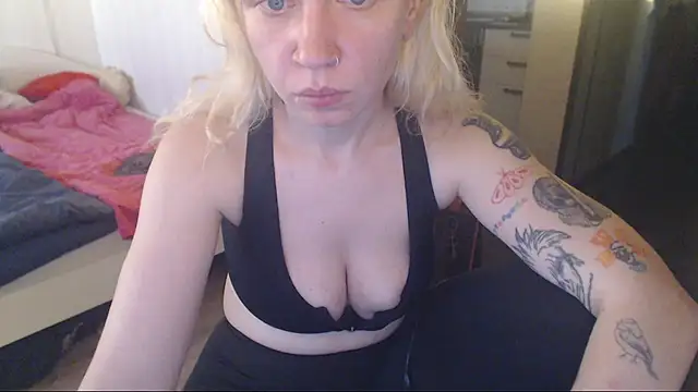 amanda kiss kiss online show from 12/14/25, 12:22