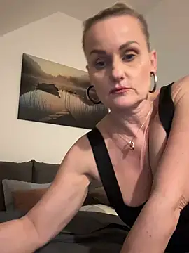 Snapshot of Daryyna chatting on 10/02/25, 05:49 Daryyna online show from 10/02/25, 05:49
