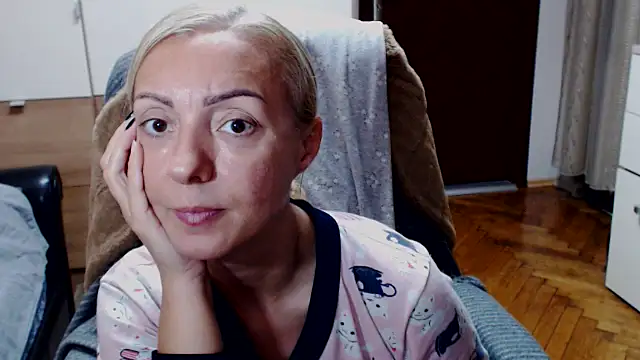 Snapshot of Leona-Exotic chatting on 11/18/25, 11:57 Leona-Exotic online show from 11/18/25, 11:57