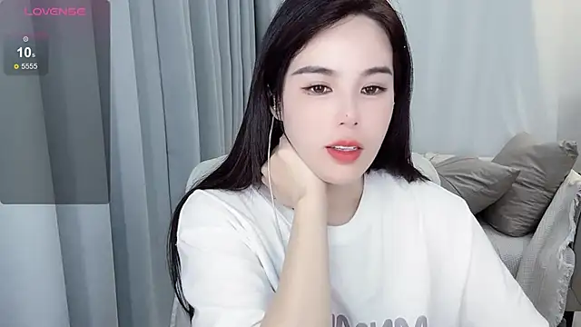 Snapshot of hknana chatting on 02/18/25, 11:33 hknana online show from 02/18/25, 11:33