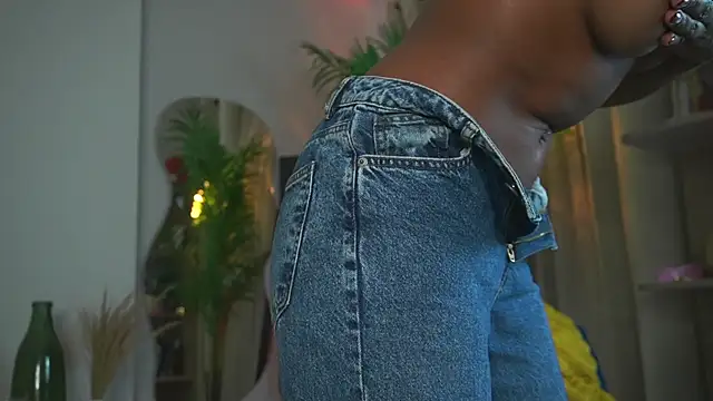 Snapshot of astreaharmonia chatting on 10/10/25, 04:24 astreaharmonia online show from 10/10/25, 04:24