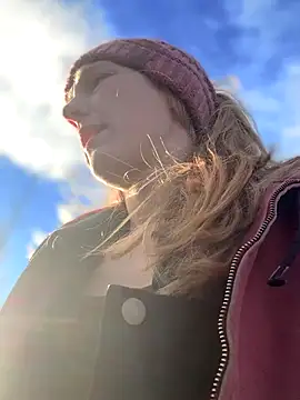 GoldenFlameGoddess online show from 12/17/25, 04:45