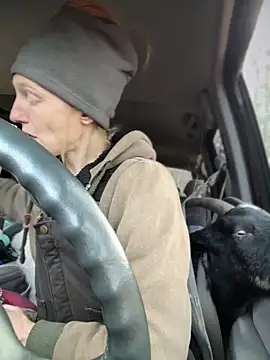 GoldenFlameGoddess online show from 12/18/25, 10:24