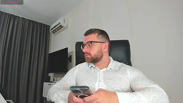 Snapshot of Findom_guy chatting on 12/22/25, 03:45 Findom guy online show from 12/22/25, 03:45