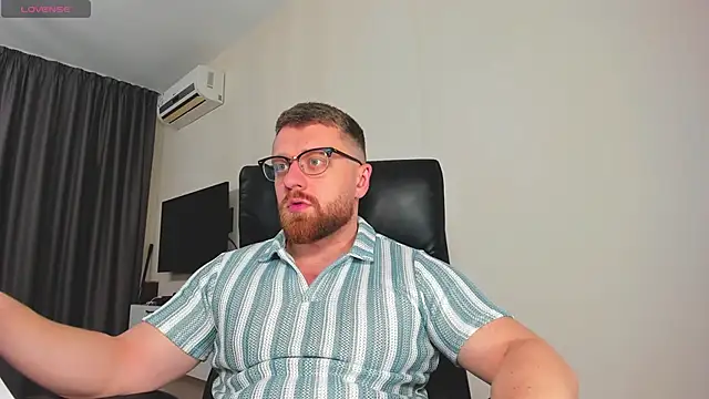 Snapshot of Findom_guy chatting on 02/06/26, 06:37 Findom guy online show from 02/06/26, 06:37