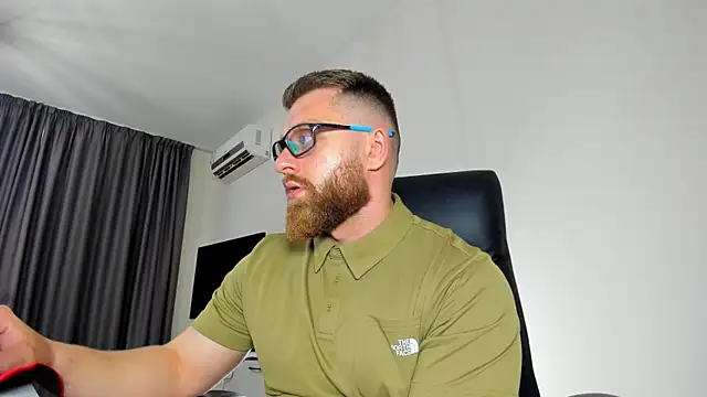 Snapshot of Findom_guy chatting on 05/20/26, 03:42 Findom guy online show from 05/20/26, 03:42
