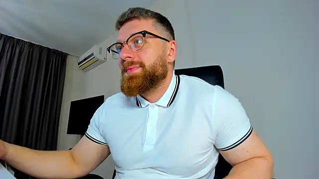 Snapshot of Findom_guy chatting on 04/19/26, 11:33 Findom guy online show from 04/19/26, 11:33