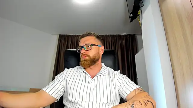 Snapshot of Findom_guy chatting on 06/17/26, 03:33 Findom guy online show from 06/17/26, 03:33