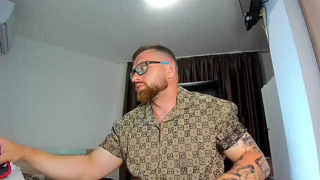 Snapshot of Findom_guy chatting on 06/22/26, 05:21 Findom guy online show from 06/22/26, 05:21