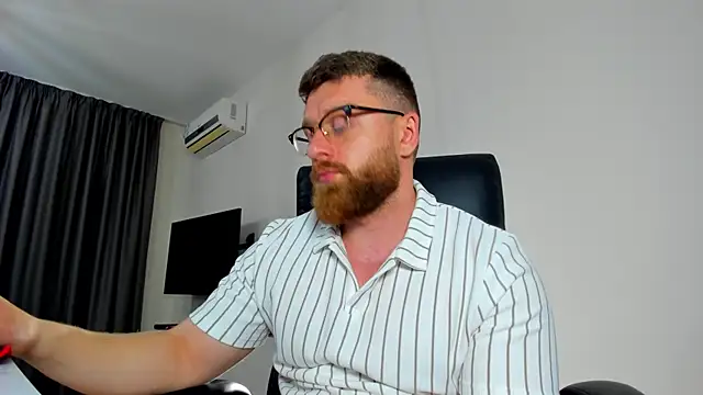 Snapshot of Findom_guy chatting on 05/05/26, 06:22 Findom guy online show from 05/05/26, 06:22